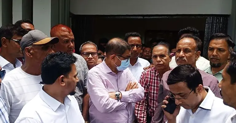 হাসপাতালে আকস্মিক পরিদর্শনে স্বাস্থ্যমন্ত্রী